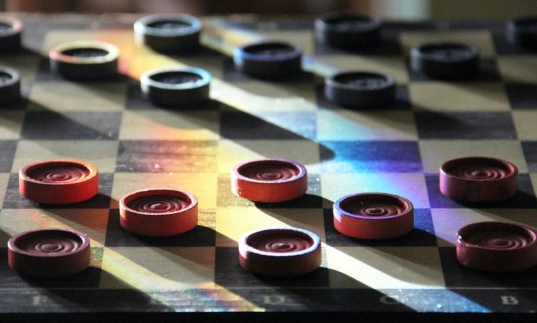 A checkerboard with all pieces in their starting positions.